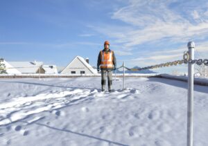 Absperrung eines schneebedeckten Daches mittels Kette
