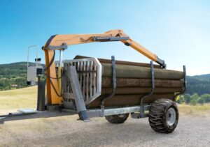 Forstladekran mit Holz