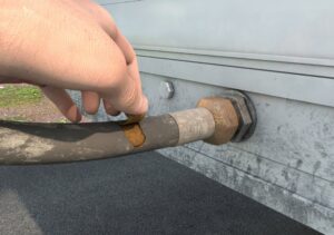 Defekte Hydraulikschlauchleitung